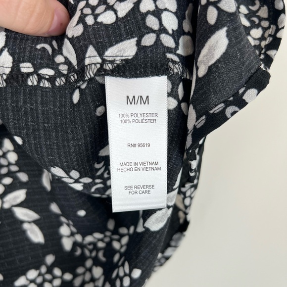 NWT Fever High Low Floral Top Women Size M Black White V-Neck Sleeveless 0262 - Picture 6 of 7